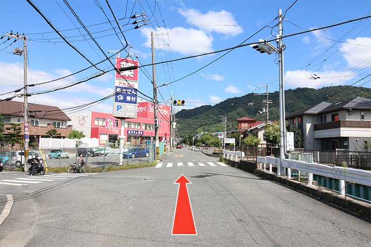 ③ドラッグアカカベ津の辺店を直進してください