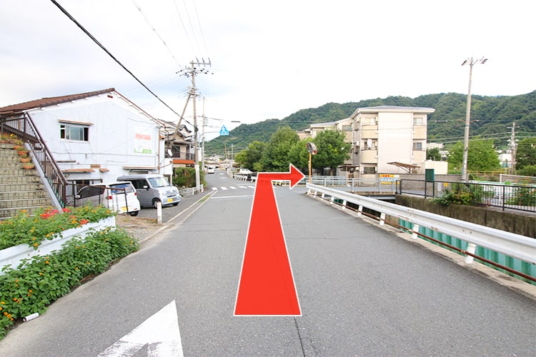 ④踏切手前で右折してください