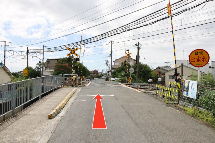 ②踏切を直進してください