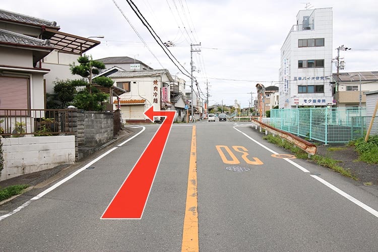 ①北条交番を過ぎたら信号のない交差点を左折してください