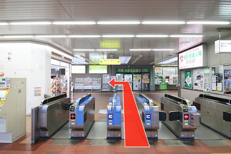 ①JR四条畷駅の改札を出たら左折してください