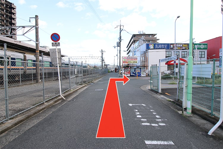 ③西出口を出たらすぐに右折してください