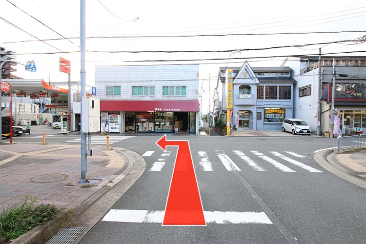 ④ガソリンスタンドがあるT字路を左折します