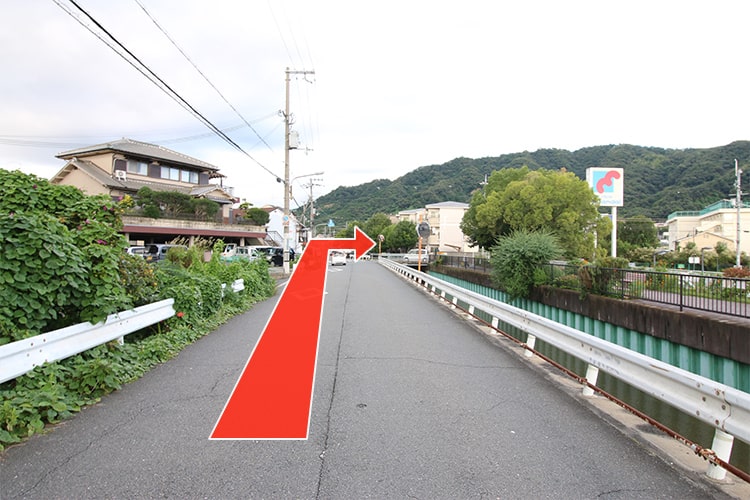 ⑥万代の看板の前で右折します