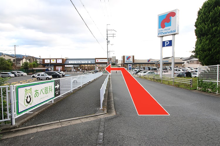 ⑦坂道を下り左折すると駐車場です※敷地内無料駐車場有（70台）