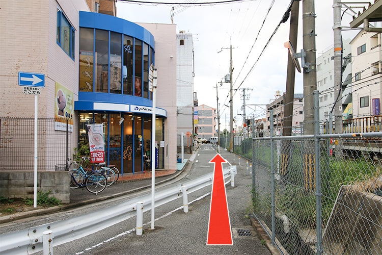 ③西口を出たら直進してください