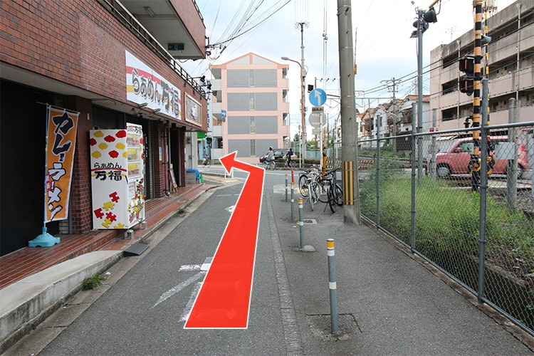 ④踏切が見えてきたら左折してください