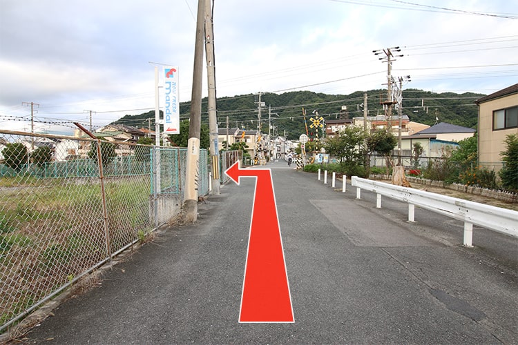 ⑥万代の看板のところを左折してください